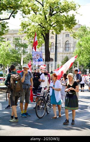 Vienna, Austria. 26 Giugno 2021. Manifestazione contro le ordinanze della corona del governo federale austriaco Foto Stock