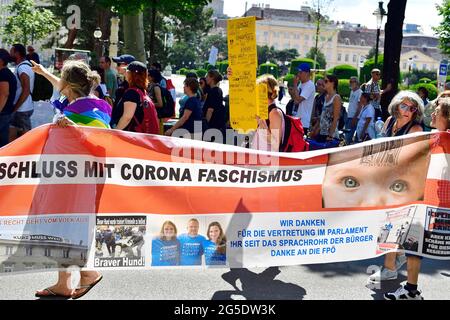 Vienna, Austria. 26 Giugno 2021. Manifestazione contro le ordinanze della corona del governo federale austriaco. Banner con l'iscrizione 'fine con fascismo Corona'. Foto Stock