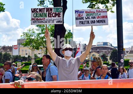 Vienna, Austria. 26 Giugno 2021. Manifestazione contro le ordinanze della corona del governo federale austriaco Foto Stock