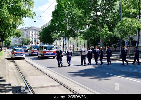 Vienna, Austria. 26 Giugno 2021. Manifestazione contro le ordinanze della corona del governo federale austriaco Foto Stock