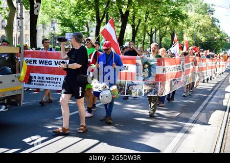 Vienna, Austria. 26 Giugno 2021. Manifestazione contro le ordinanze della corona del governo federale austriaco Foto Stock