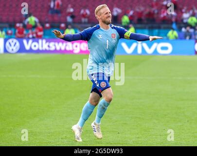 Il portiere danese Kasper Schmeichel festeggia la vittoria dopo il fischio finale durante il round UEFA Euro 2020 della partita 16 che si tiene alla Johan Cruijff Arena di Amsterdam, Paesi Bassi. Data immagine: Sabato 26 giugno 2021. Foto Stock