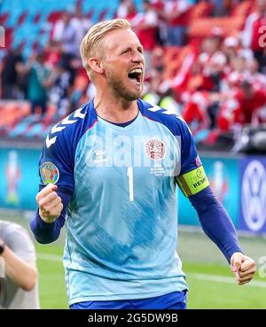 Il portiere danese Kasper Schmeichel festeggia la vittoria dopo il fischio finale durante il round UEFA Euro 2020 della partita 16 che si tiene alla Johan Cruijff Arena di Amsterdam, Paesi Bassi. Data immagine: Sabato 26 giugno 2021. Foto Stock