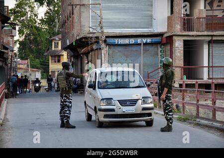 26 giugno 2021: Le forze indiane interrompono il traffico civile vicino al punto di attacco della granata nella zona Barbarshah di Srinagar, indiano amministrato Kashmir il 26 giugno 2021. Tre civili sono stati feriti dopo che i militanti hanno fatto pressioni sulle granate delle forze indiane. Credit: Muzamil Mattoo/IMAGESLIVE/ZUMA Wire/Alamy Live News Foto Stock