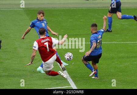 Londra, Inghilterra, 26 giugno 2021. Marko Arnautovic dell'Austria fouls Nicolo Barella dell'Italia durante la partita dei Campionati europei UEFA allo stadio di Wembley, Londra. L'immagine di credito dovrebbe essere: David Klein / Sportimage Foto Stock