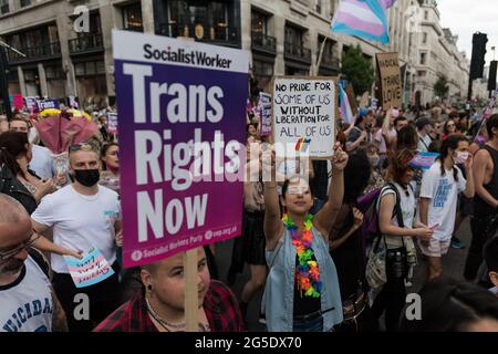 Londra, Regno Unito. 26 Giugno 2021. Le persone transgender e i loro sostenitori marciano attraverso il centro di Londra durante la terza marcia di protesta del Trans Pride per la parità. I manifestanti chiedono investimenti in assistenza sanitaria trans, bagni accessibili e strutture carcerarie, la fine di interventi chirurgici non consensuali sui bambini intersessuali e il divieto di terapie di conversione pseudoscientifiche. Credit: Wiktor Szymanowicz/Alamy Live News Foto Stock