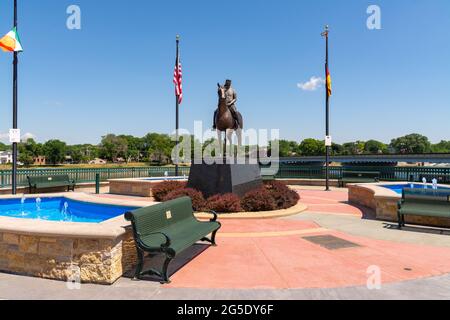 Dixon, Illinois - Stati Uniti - 15 Giugno 2021: La statua Reagan 'Begins the Trail' nel Riverfront Park in una bella giornata di sole. Foto Stock
