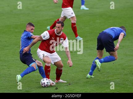 Londra, Inghilterra, 26 giugno 2021. Marco Verratti d'Italia affronta Marko Arnautovic d'Austria durante la partita dei Campionati europei UEFA al Wembley Stadium di Londra. L'immagine di credito dovrebbe essere: David Klein / Sportimage Foto Stock