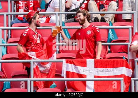 AMSTERDAM, PAESI BASSI - GIUGNO 26: Tifosi della Danimarca durante la partita finale del Campionato UEFA Euro 2020 1/8 tra Galles e Danimarca alla Johan Cruijff Arena il 26 giugno 2021 ad Amsterdam, Paesi Bassi (Foto di Marcel ter Bals/Orange Pictures) Credit: Orange Pics BV/Alamy Live News Foto Stock