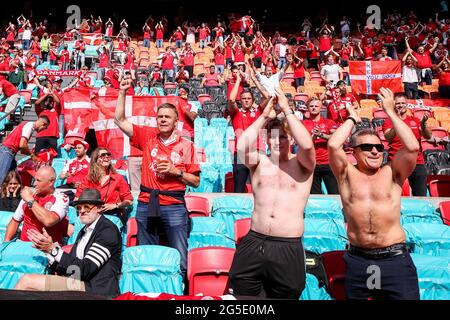 AMSTERDAM, PAESI BASSI - GIUGNO 26: Tifosi della Danimarca durante la partita finale del Campionato UEFA Euro 2020 1/8 tra Galles e Danimarca alla Johan Cruijff Arena il 26 giugno 2021 ad Amsterdam, Paesi Bassi (Foto di Marcel ter Bals/Orange Pictures) Credit: Orange Pics BV/Alamy Live News Foto Stock