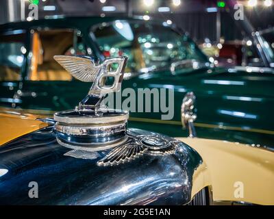 Bucarest, Romania - 05.14.2021: Firma di un'auto Bentley su un freno di tiro Bentley R-Type 1953 Foto Stock