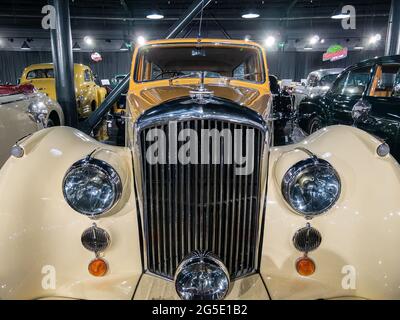 Bucarest, Romania - 05.14.2021: Vista frontale con freno da tiro Bentley R-Type 1953 Foto Stock