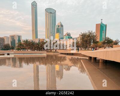 Vista incredibile dello skyline della città di Abu Dhabi e delle famose torri | grattacieli Corniche e del centro Foto Stock