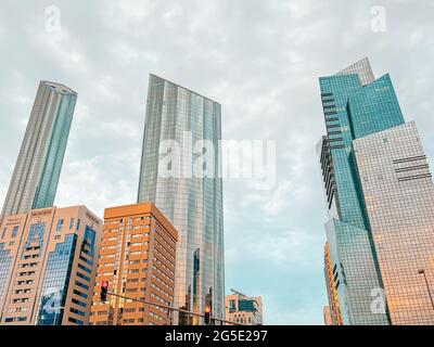 Vista incredibile dello skyline della città di Abu Dhabi e delle famose torri | grattacieli Corniche e del centro Foto Stock