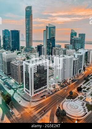 Vista incredibile dello skyline della città di Abu Dhabi e delle famose torri | grattacieli Corniche e del centro Foto Stock