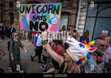 Londra, Regno Unito. 26 Giugno 2021. Coronavirus: Migliaia di manifestanti anti anti-vaxxer marciano da Hyde Park a Westminster chiedendo la fine immediata del blocco e respingendo le attuali restrizioni sanitarie del governo in termini di distanza sociale e maschere facciali. Credit: Guy Corbishley/Alamy Live News Foto Stock