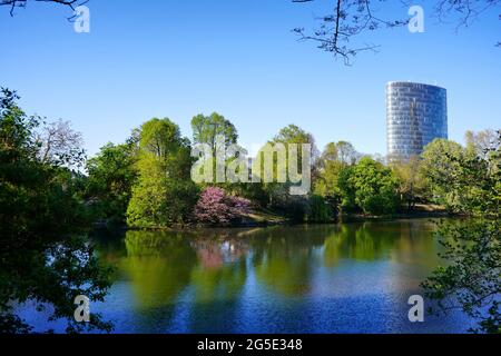 Parco pubblico Schwanenspiegel a Düsseldorf, Germania, con moderno edificio per uffici sullo sfondo. Il parco storico è stato creato intorno al 1842. Foto Stock