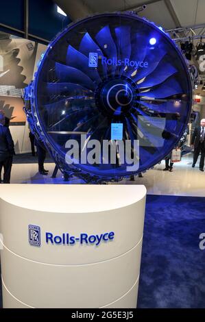 Lo stand della Rolls Royce Engines alla fiera di Farnborough International Airshow 2012, Regno Unito, con un motore aerodinamico Trent 1000 in esposizione Foto Stock