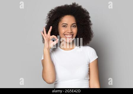Ritratto di sorridente razza mista donna mostra ok gesto mano Foto Stock