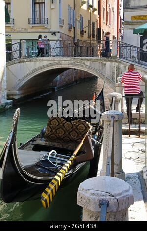 Gondoliere in attesa di turisti a Venezia, Italia Foto Stock