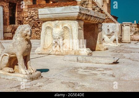 Sardis/Sardes/Sfarad - rovine dell'antica città nella provincia di Manisa in Turchia. Sinagoga - forse la sinagoga più impressionante della diaspora occidentale ancora scoperta dall'antichità. Era una sezione di un grande complesso di bagni e palestra. Scansione di archivio da un vetrino. Ottobre 1985. Foto Stock