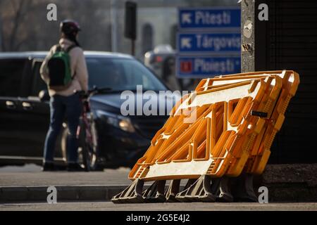 Bucarest, Romania - 01 aprile 2021: Le barriere di plastica sono immagazzinate su una strada a Bucarest. Foto Stock