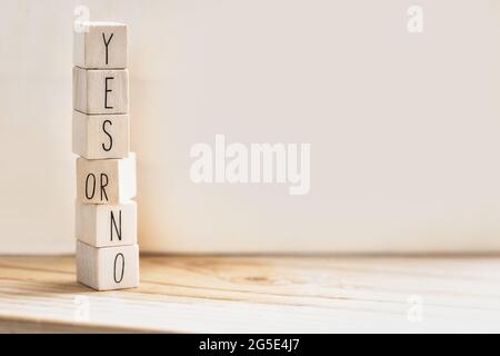 Sì contro nessuna iscrizione su cubi di legno, equilibrio, positività, risposte e concetto di domanda con copia spazio sfondo moderno Foto Stock