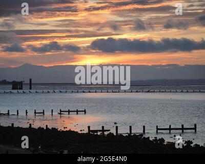 Sheerness, Kent, Regno Unito. 26 Giugno 2021. Regno Unito Meteo: Tramonto a Sheerness, Kent. Credit: James Bell/Alamy Live News Foto Stock