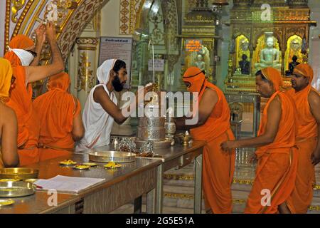 Beawar, India. 24 Giugno 2021. (6/24/2021) i devoti di Jain versano l'acqua sull'idolo di Lord Parshwanath durante un evento devozionale su Jyeshtha Purnima al tempio di Digambra jain a Beawar. (Foto di Sumit Saraswat/Pacific Press/Sipa USA) Credit: Sipa USA/Alamy Live News Foto Stock