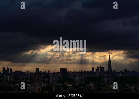 Londra, Regno Unito. 26 Giugno 2021. Tempo del Regno Unito: Il tramonto spettacolare della città, incluso il punto di riferimento del grattacielo Shard. Credit: Guy Corbishley/Alamy Live News Foto Stock