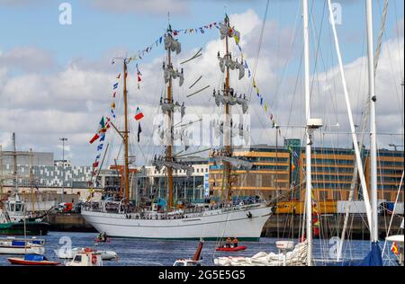 Nave alta 'Cuauhtémoc' o 'Cvavatemoc', nave a vela tradizionale della Marina messicana, con marinai su alberi. Tall Ships Festival, flotilla sul fiume Liffey Foto Stock