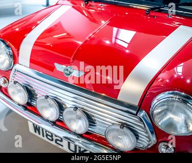 Yeovil, Somerset, Regno Unito – Giugno 18 2021. Primo piano della parte anteriore di un classico rosso John Cooper Mini in mostra al pubblico in una mostra di auto Foto Stock