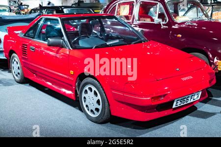 Yeovil, Somerset, Regno Unito – Giugno 18 2021. Fronte e lato con vista di un classico giapponese Toyota MR2 Roadster costruito nel 1988 Foto Stock