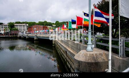 WESTPORT, CT, USA - 26 GIUGNO 2021: Bandiere che sventolano sul ponte sopra il fiume Saugatuck in bella giornata nuvolosa Foto Stock