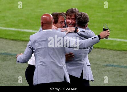 Il manager italiano Roberto Mancini (secondo a sinistra) festeggia dopo che Matteo Pessina ha ottenuto il secondo gol del gioco durante il round UEFA Euro 2020 del match 16 tenutosi al Wembley Stadium di Londra. Data immagine: Sabato 26 giugno 2021. Foto Stock