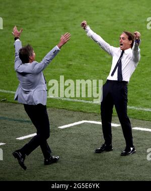 Il manager italiano Roberto Mancini (a destra) festeggia al termine della partita UEFA Euro 2020 del 16 che si tiene allo stadio Wembley di Londra. Data immagine: Sabato 26 giugno 2021. Foto Stock