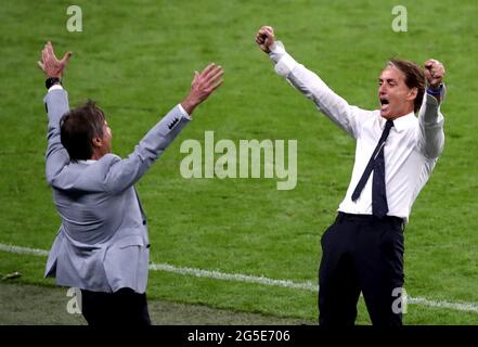 Il manager italiano Roberto Mancini (a destra) festeggia al termine della partita UEFA Euro 2020 del 16 che si tiene allo stadio Wembley di Londra. Data immagine: Sabato 26 giugno 2021. Foto Stock