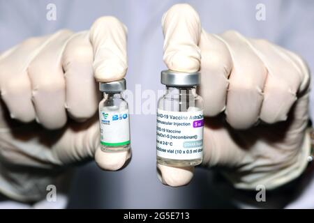 Flaconcino multidose di vaccino di Covid-19 AstraZeneca con la dose di vaccino di Sinopharm COVID-19 che sono due vaccini usati a livello internazionale Foto Stock