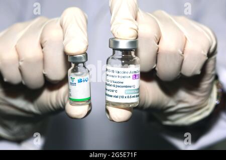 Flaconcino multidose di vaccino di Covid-19 AstraZeneca con la dose di vaccino di Sinopharm COVID-19 che sono due vaccini usati a livello internazionale Foto Stock