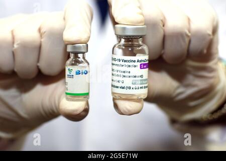 Flaconcino multidose di vaccino di Covid-19 AstraZeneca con la dose di vaccino di Sinopharm COVID-19 che sono due vaccini usati a livello internazionale Foto Stock