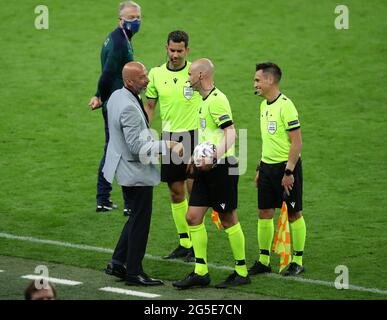 Londra, Inghilterra, 26 giugno 2021. Gianluca Vialli Itay, ambasciatore di buona volontà, accoglie l'arbitro Anthony Taylor durante la partita dei Campionati europei UEFA al Wembley Stadium di Londra. L'immagine di credito dovrebbe essere: David Klein / Sportimage Foto Stock