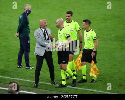 Londra, Inghilterra, 26 giugno 2021. Gianluca Vialli Itay, ambasciatore di buona volontà, accoglie l'arbitro Anthony Taylor durante la partita dei Campionati europei UEFA al Wembley Stadium di Londra. L'immagine di credito dovrebbe essere: David Klein / Sportimage Foto Stock