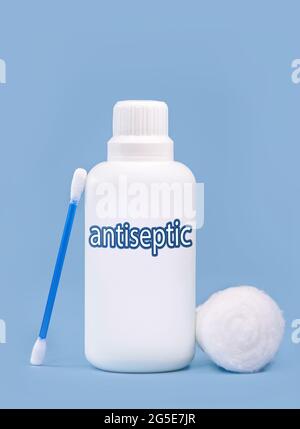 Contenitore in plastica, flacone scritto in inglese: Antisettico, fondo blu pieno con spazio per la copia Foto Stock