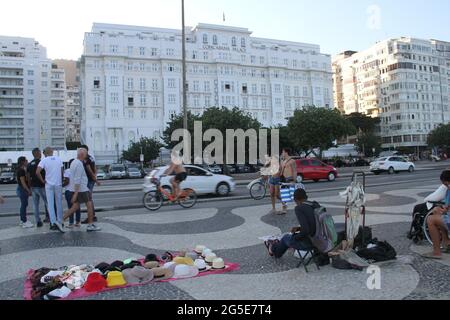 Rio de Janeiro, Rio de Janeiro, Brasile. 26 Giugno 2021. (INT) facciata del Copacabana Beach Hotel a Rio de Janeiro. 26 giugno 2021, Rio de Janeiro, Brasile: La facciata del famoso Copacabana Beach Hotel proprio di fronte alla spiaggia di Rio de Janeiro. I turisti solitamente si fermano di fronte all'hotel per scattare foto per souvenir.Credit: Niyi Fote/Thenews2 Credit: Niyi Fote/TheNEWS2/ZUMA Wire/Alamy Live News Foto Stock