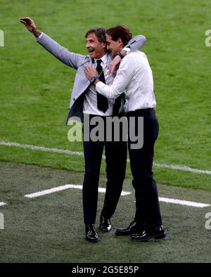 Il manager italiano Roberto Mancini (a destra) festeggia con l'allenatore scout Gabriele Oriali al termine della partita UEFA Euro 2020 del 16 che si tiene al Wembley Stadium di Londra. Data immagine: Sabato 26 giugno 2021. Foto Stock