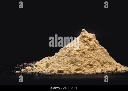 polvere di zolfo puro, usata in medicina, o fertilizzante o