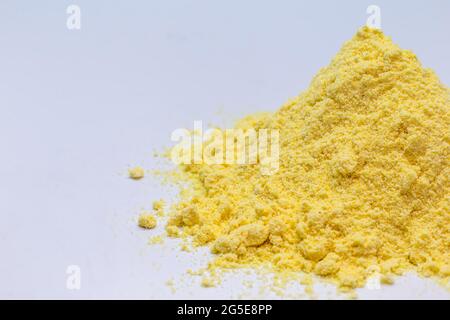 polvere di zolfo puro, usata in medicina, o fertilizzante o fungicida Foto  stock - Alamy