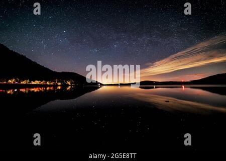 Una vista del cielo notturno su Bassenthwaite in inglese il Lake District Foto Stock