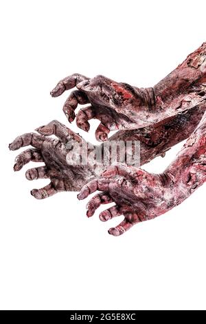 Mano zombie realistica con ferite e sangue, sfondo bianco isolato, copyspace. Foto Stock