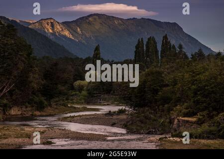 Paesaggio nel Parco Nazionale Nahuel Huapi, Neuquén, Buenos Aires, Argentina. Il fiume visto è il Río Traful. Patagonia Argentina Foto Stock